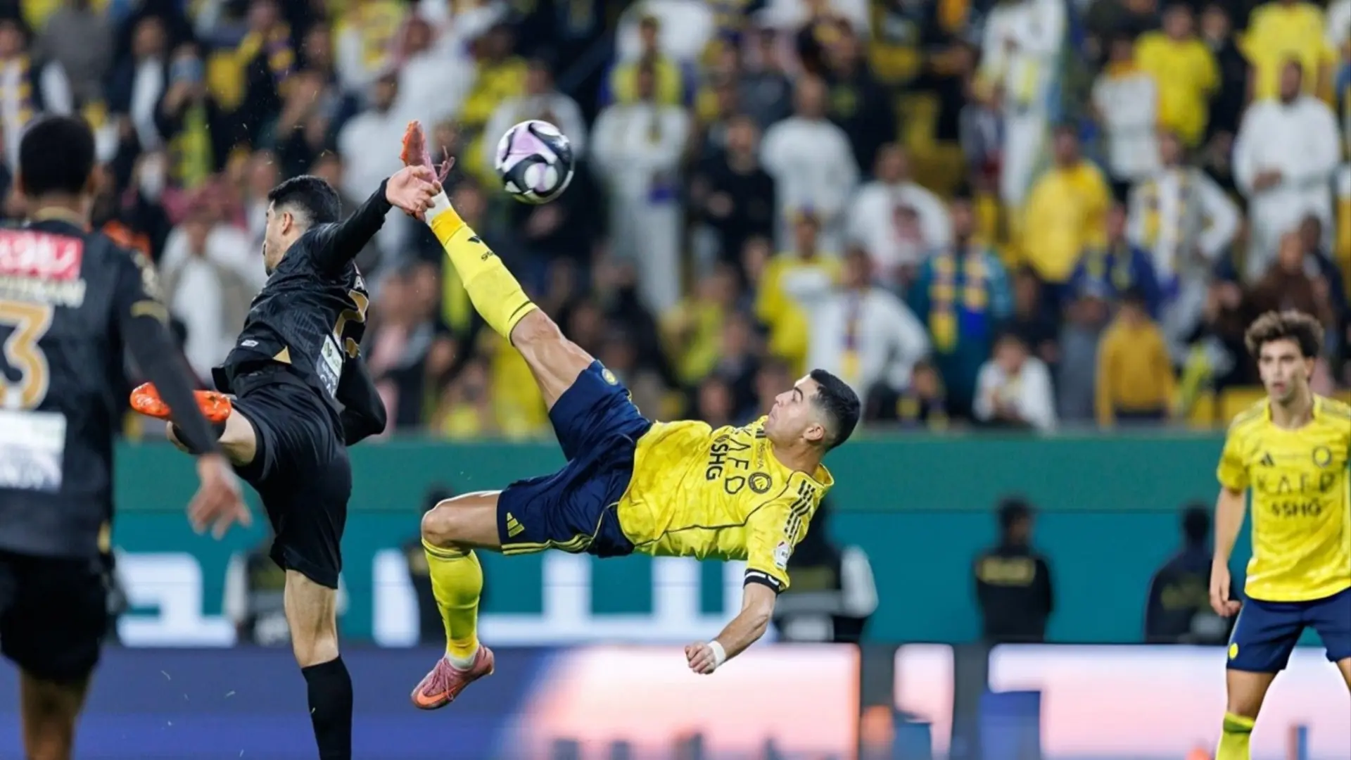 Ronaldo tái hiện lại siêu phẩm vào lưới Juventus tại Champions League